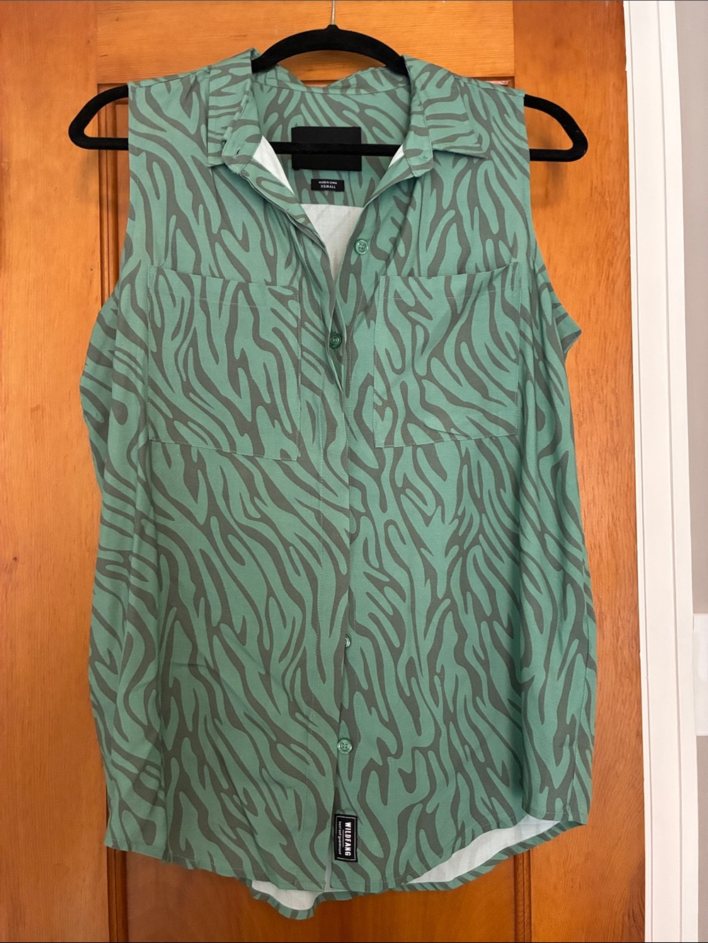 Wildfang Green Zebra-Print Sleeveless Button Front Blouse